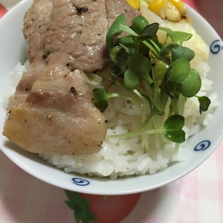 豚肉かたロース焼肉と貝割れ大根とコーンの丼☆